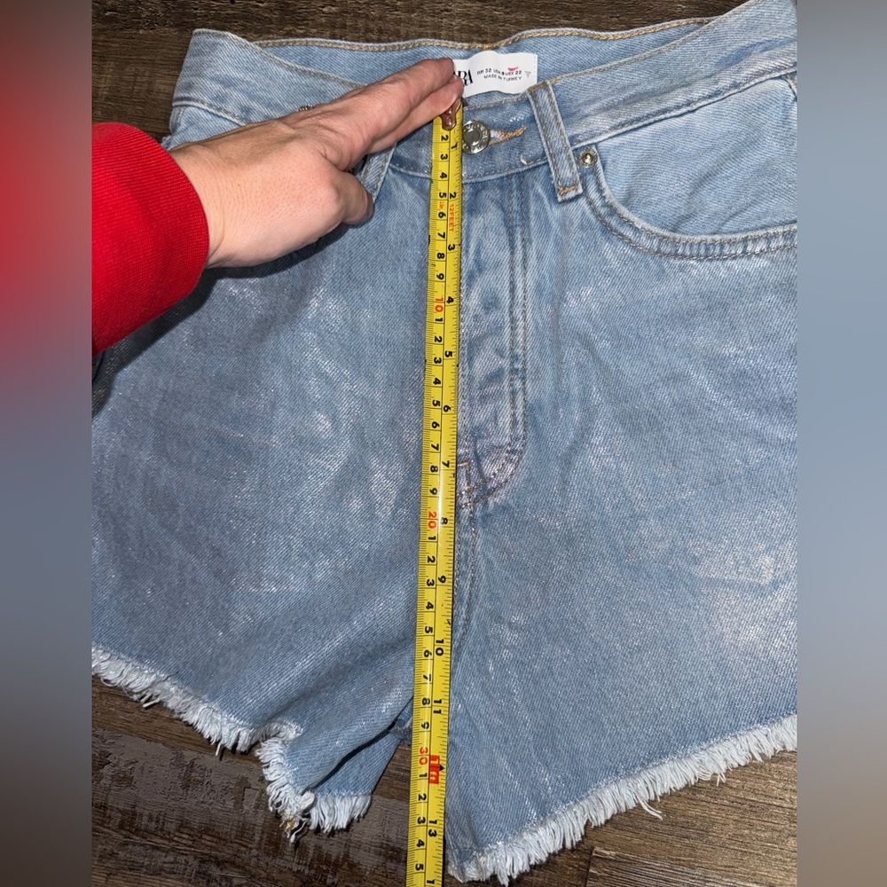 Zara High Rise Shimmer Denim Shorts Light Wash Frayed Hem button Women’s Size 4 - Picture 5 of 7